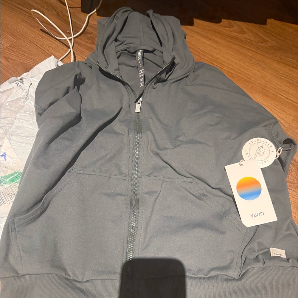 Brand New with tags  Vuori halo modern full zip hoodie agate green